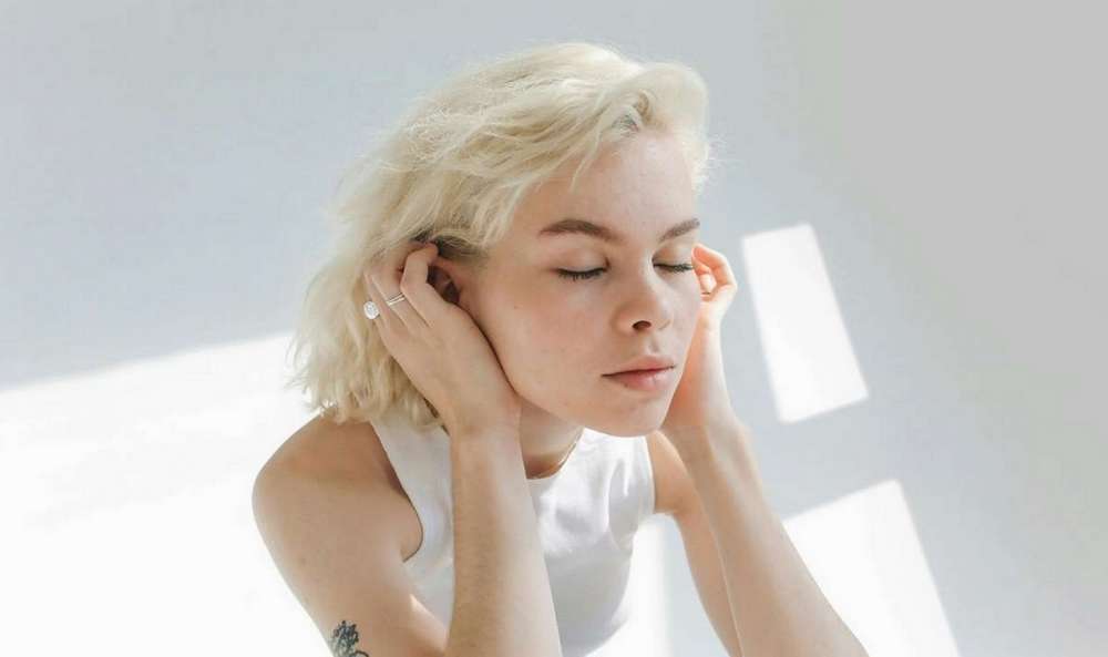 До чого горить ліве вухо